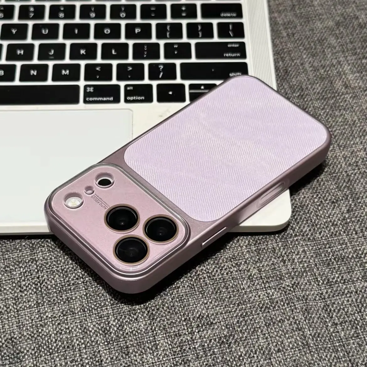 Capa Para Celular (iphone 16 Pro Max) Em Tecido Jeans Com Proteção Para A Câmera E Estrutura Resistente A Impactos.
