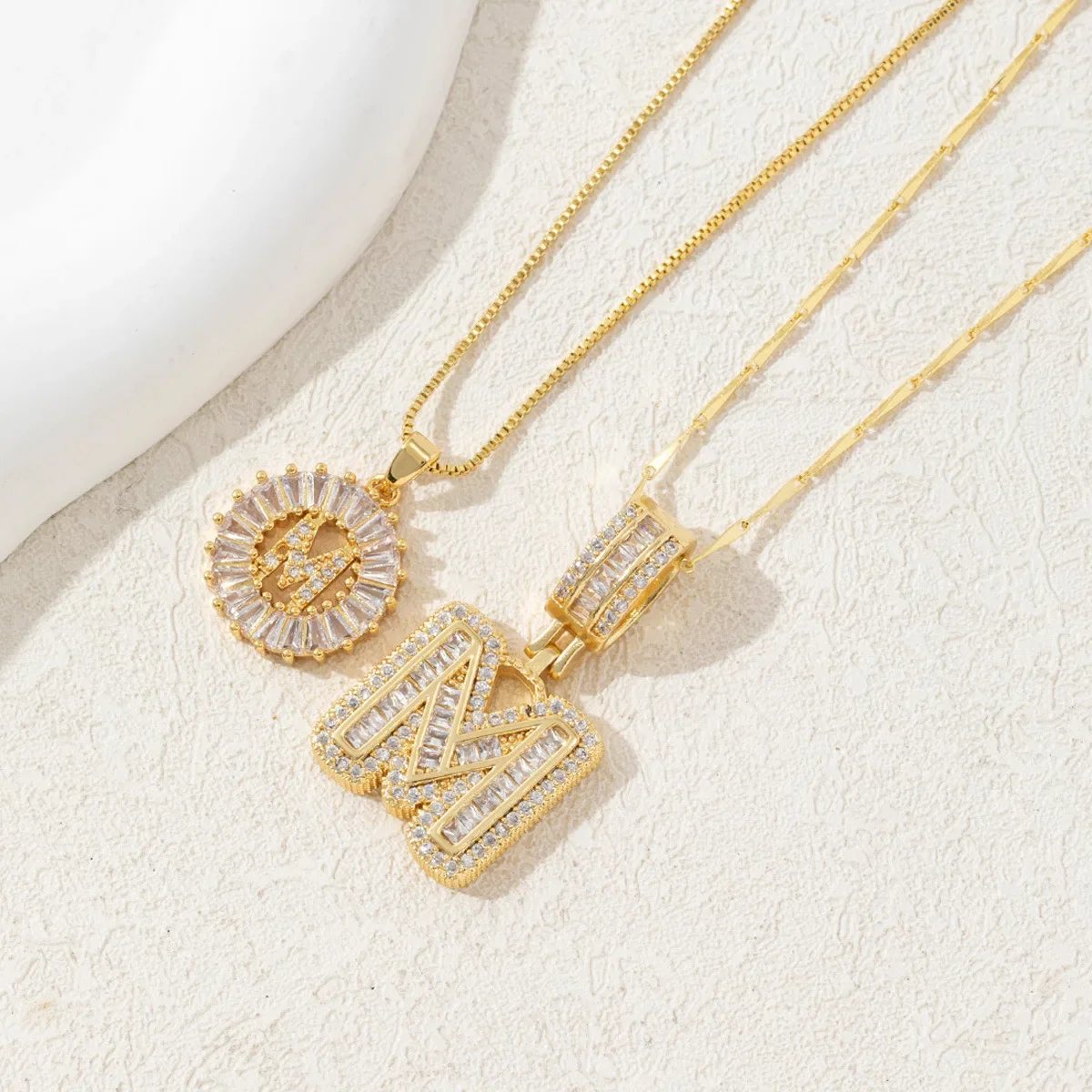 Colar Com Pingente De Letra E Flor Em Zircônia Cúbica (dourado), Em Latão, Ideal Para Presente De Aniversário De Casal.