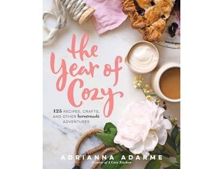 Livro the year of cozy de adrianna adarme (inglês)