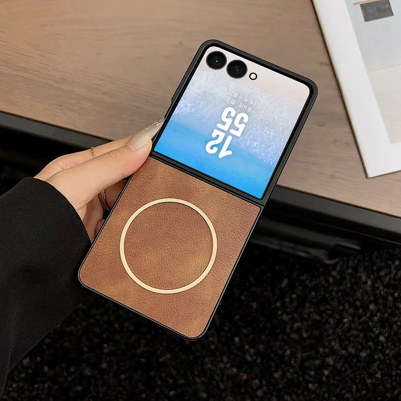 Capa Para Celular Com Estampa Retrô Em Couro, Na Cor Café, Para Galaxy Z Flip 6, Com Carregamento Magnético.