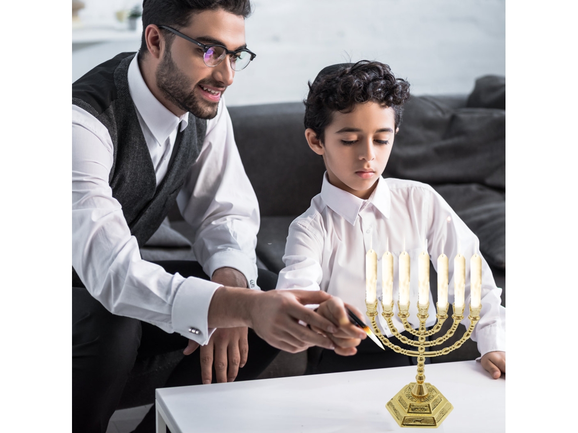Menorah 7 Ramos Porta velas Judaico Dourado com Design de Tribos de Israel para Hanukkah 13x10cm S/MARCA
