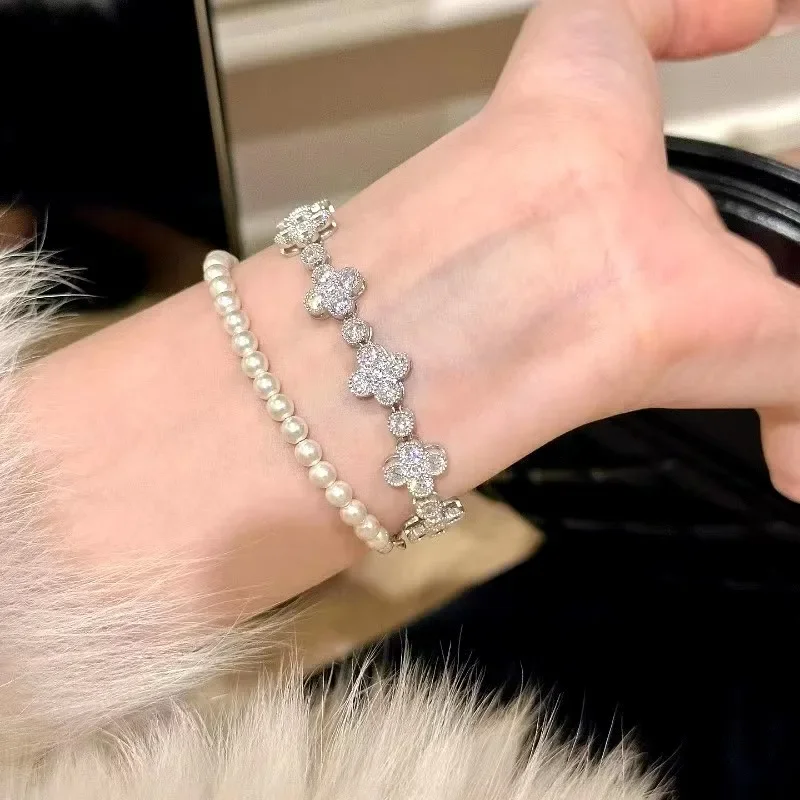 Pulseira De Zircônia Em Formato De Floco De Neve, Uma Joia Sofisticada E Elegante Com Inspiração Vintage.