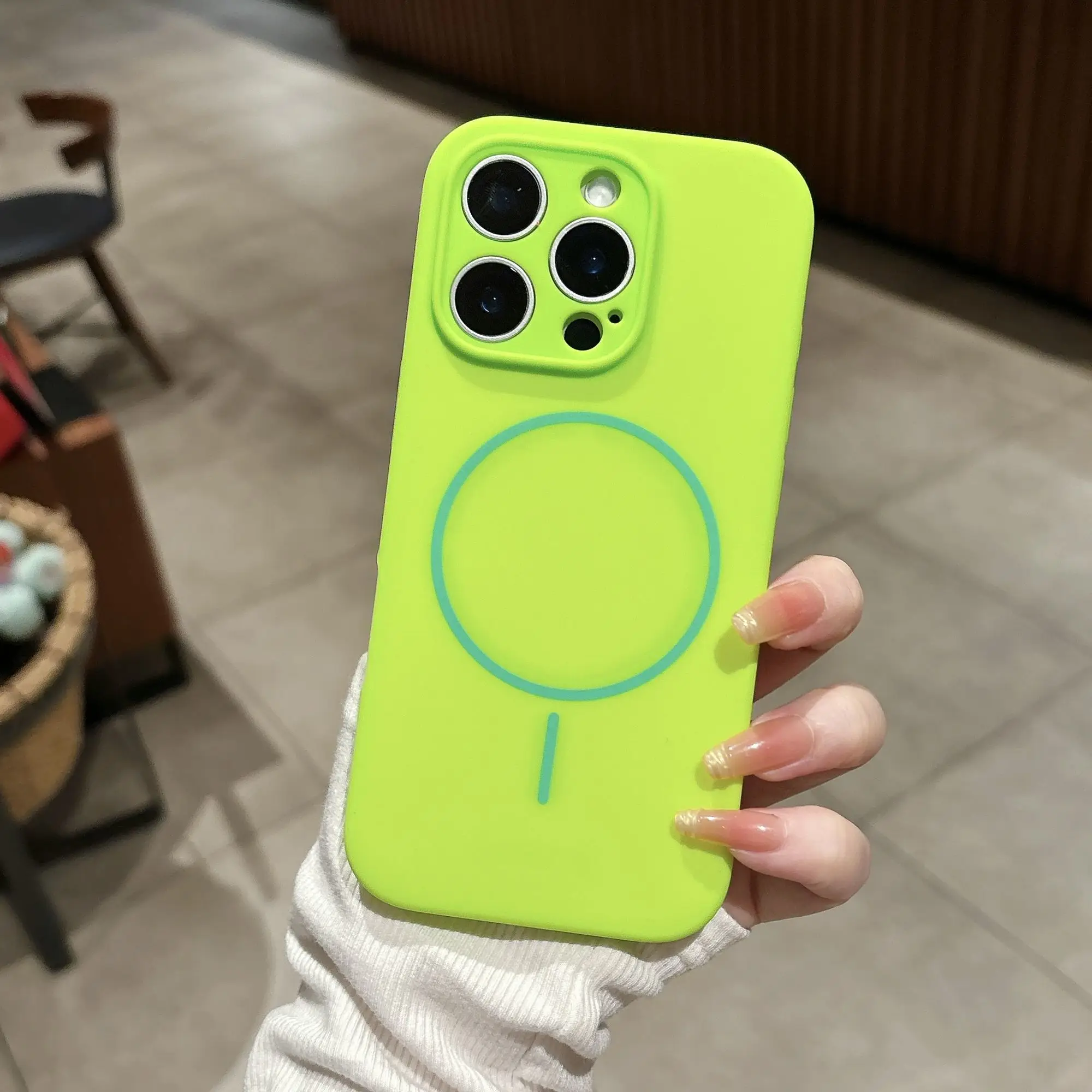 Capa Protetora Magnética De Silicone Líquido Fluorescente (verde Para Iphone 15 Plus) Compatível Com Carregamento Sem Fio.