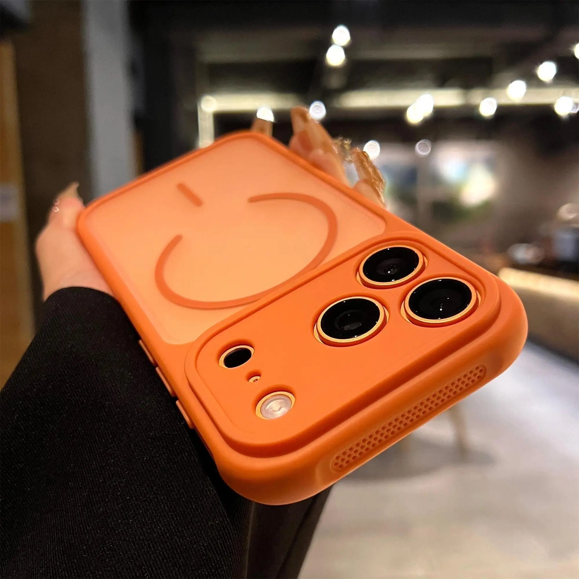 Capa Protetora Fosca Semitransparente (laranja Para Iphone 14 Pro Max), Com Fixação Magnética E Resistente A Impactos.