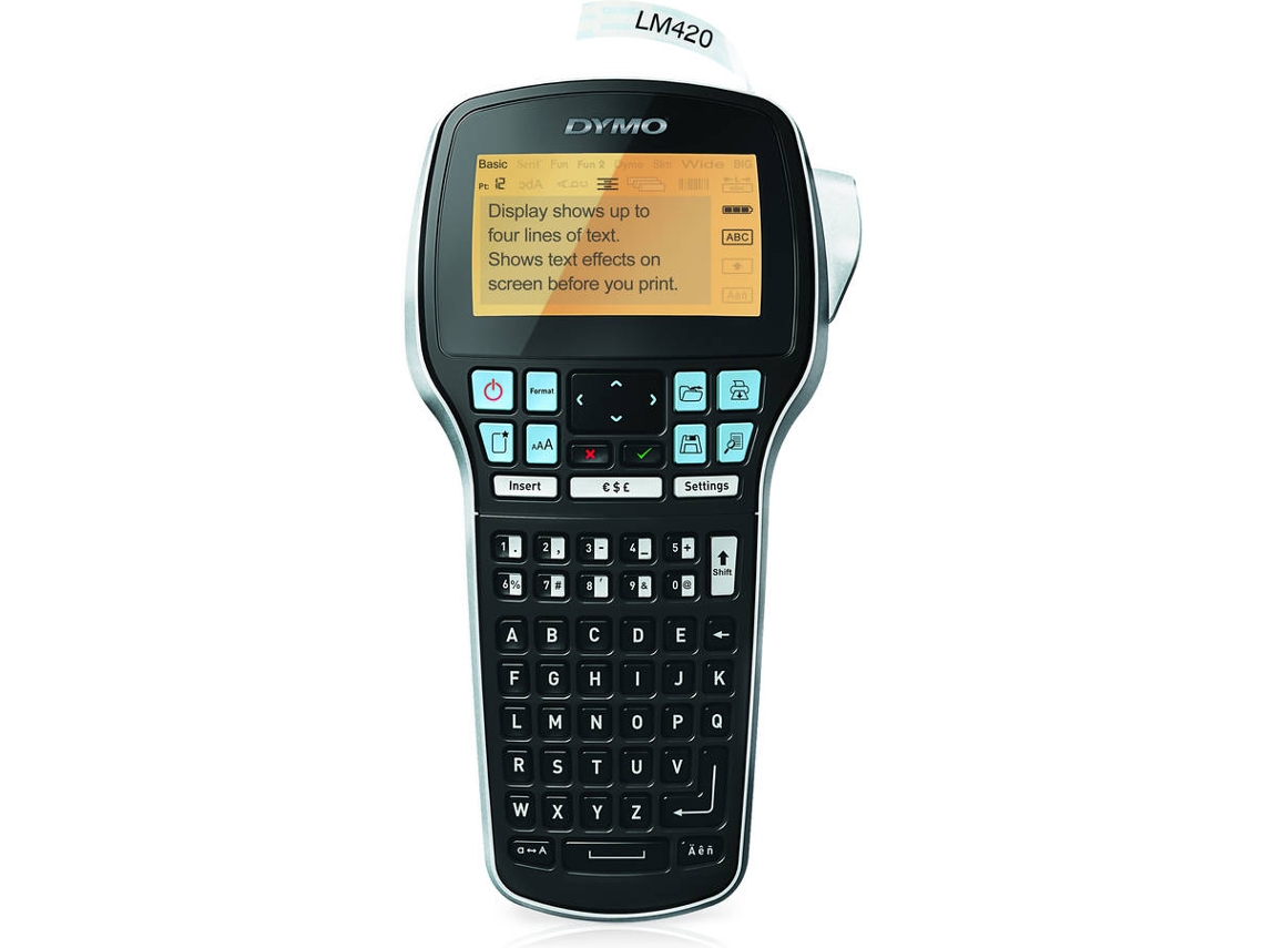 Impressora para fitas D1 de 6, 9, 12 e 19mm, com altura máxima de impressão 14.9mm. Tem ecrã LCD, teclado ABC, imprime em 8 tipos de fontes com diversos estilos ou caixas. Tem bateria de lítio recarregável, inclui carreg AC.