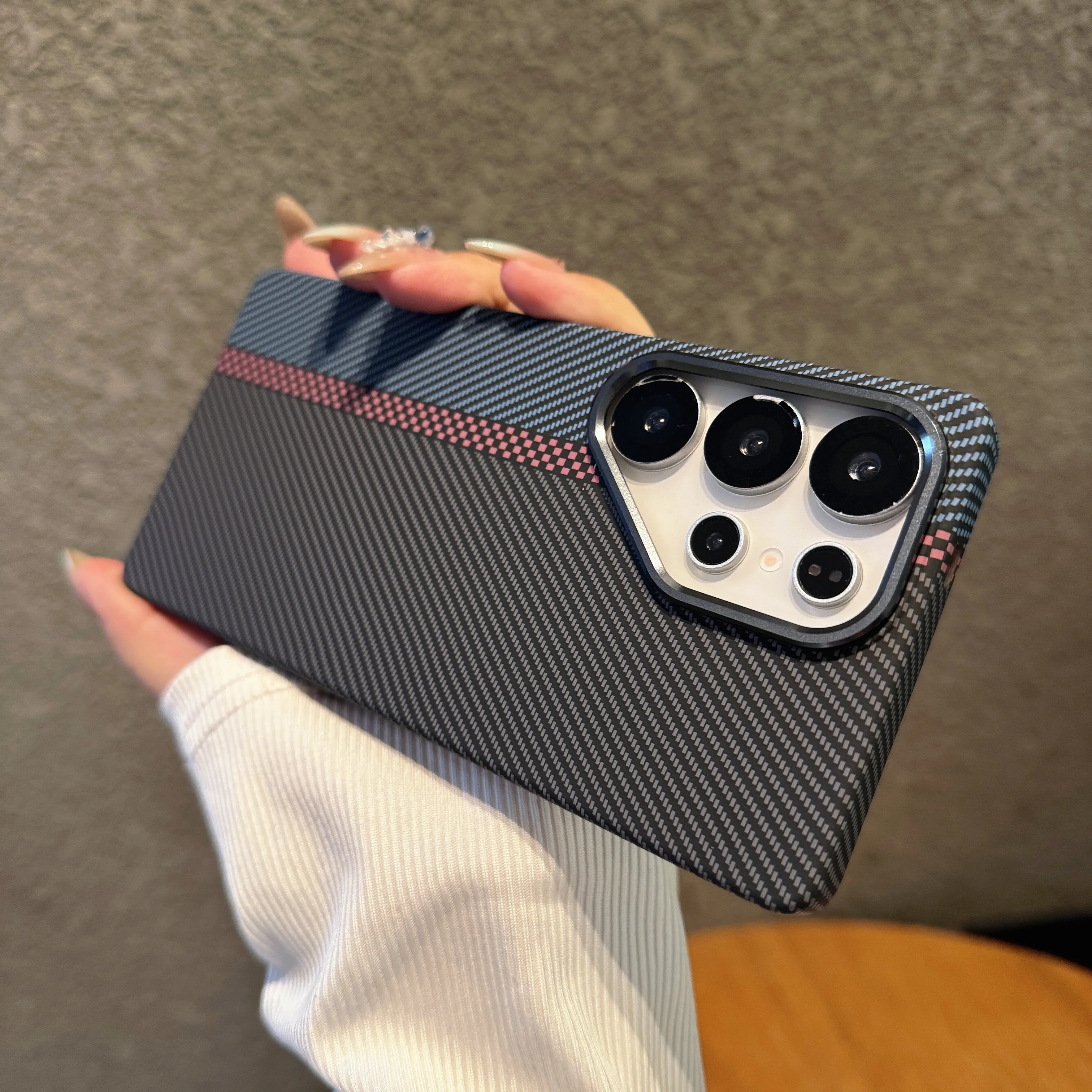 Capa Para Celular (galaxy S25 Ultra) Com Textura Elegante De Fibra De Carbono, Resistente A Impactos E Com Proteção Magnética Invisível.