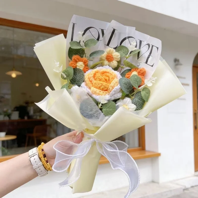 Buquês Artificiais De Rosas, Girassóis E Cravos Feitos À Mão Em Crochê Com Flores Preservadas.