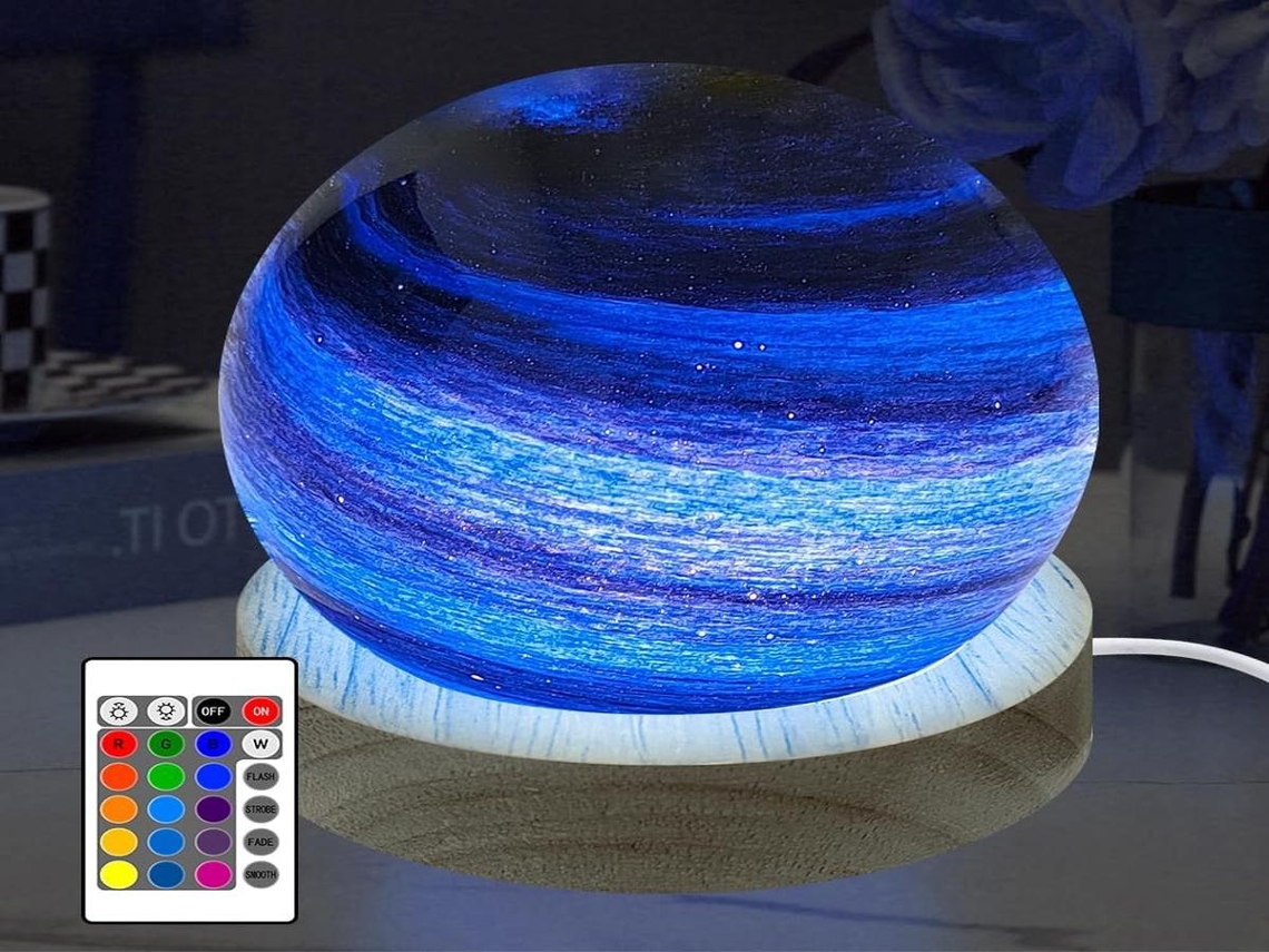 Luminária noturna 3D Lurelia em formato de planeta com vidro, recarregável via USB, com brilho ajustável e iluminação RGB para quarto infantil.