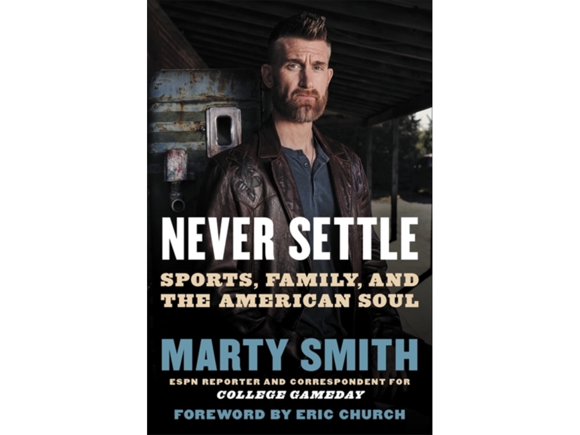 Livro Never Settle de Marty Smith (Inglês)