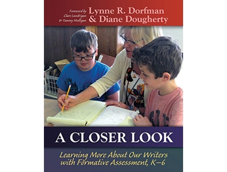 Livro Closer Look de Lynne R Dorfman e Diane Dougherty (Inglês)