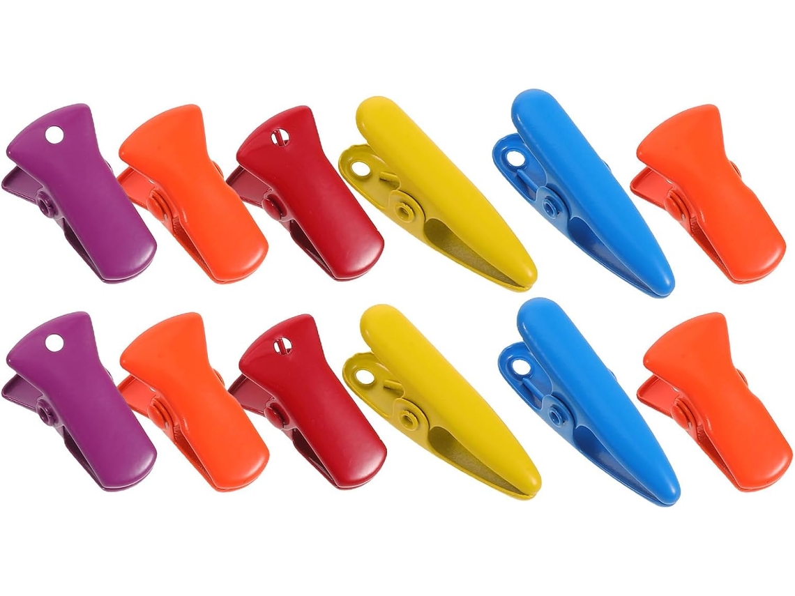 Conjunto de 12 prendedores metálicos coloridos com fixação segura e núcleos grandes e variados, ideais para uso escolar diário.
