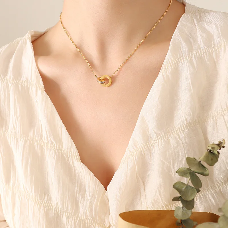 Colar Com Pingente De Anel De Cristal Dourado E Numeral Romano