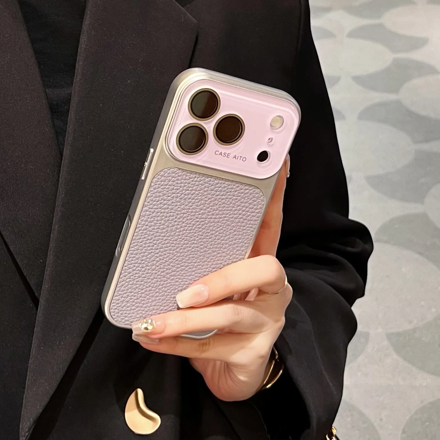 Capa Para Celular (iphone 13 Roxo) Em Couro Puro Cor Lichia, Fosca E Resistente A Impactos.