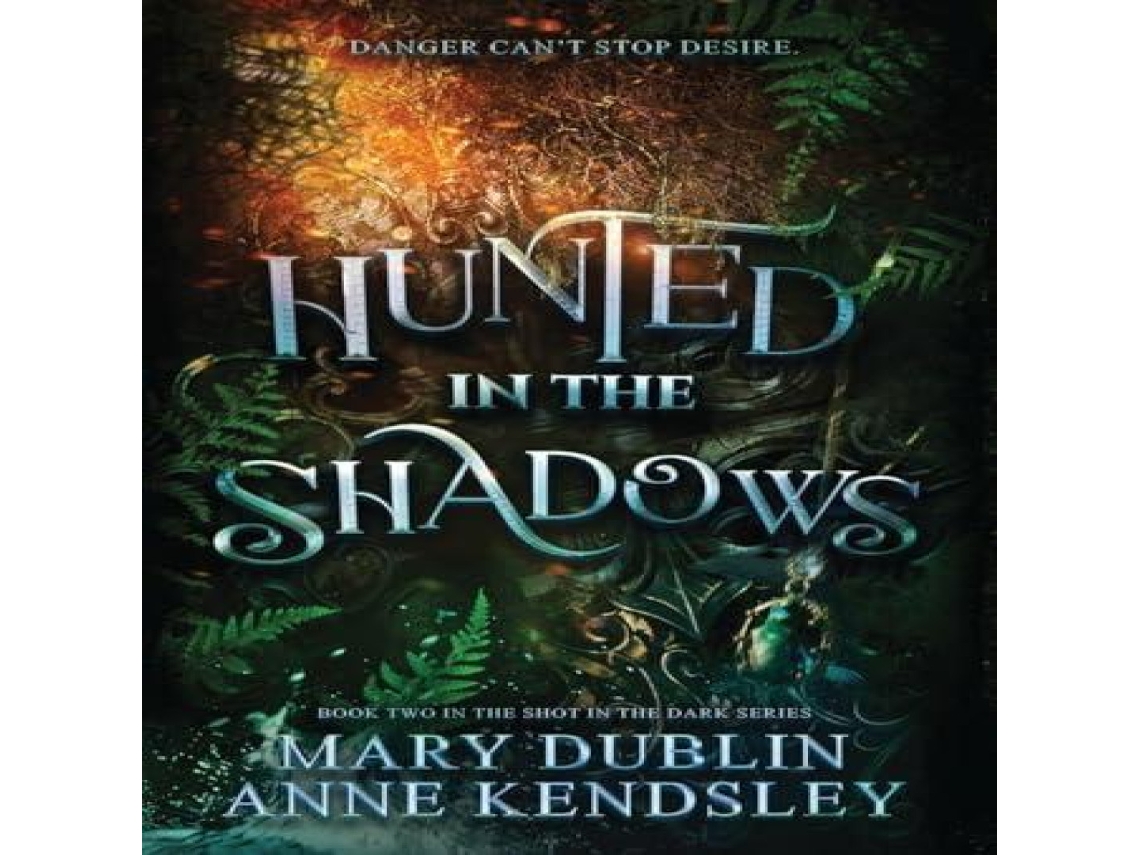 Livro Hunted in the Shadows A Spellbinding Enemies-to-Lovers Urban Fantasy Adventure A Spellbinding Enemies-to-lovers Ub de Mary Dublin (Inglês)
