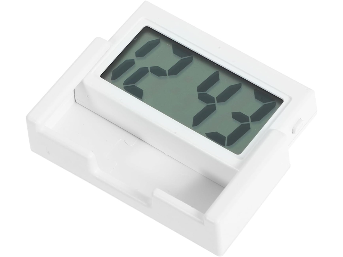 Pequeno Relógio Digital Adesivo Branco Em Plástico, Formato Quadrado.