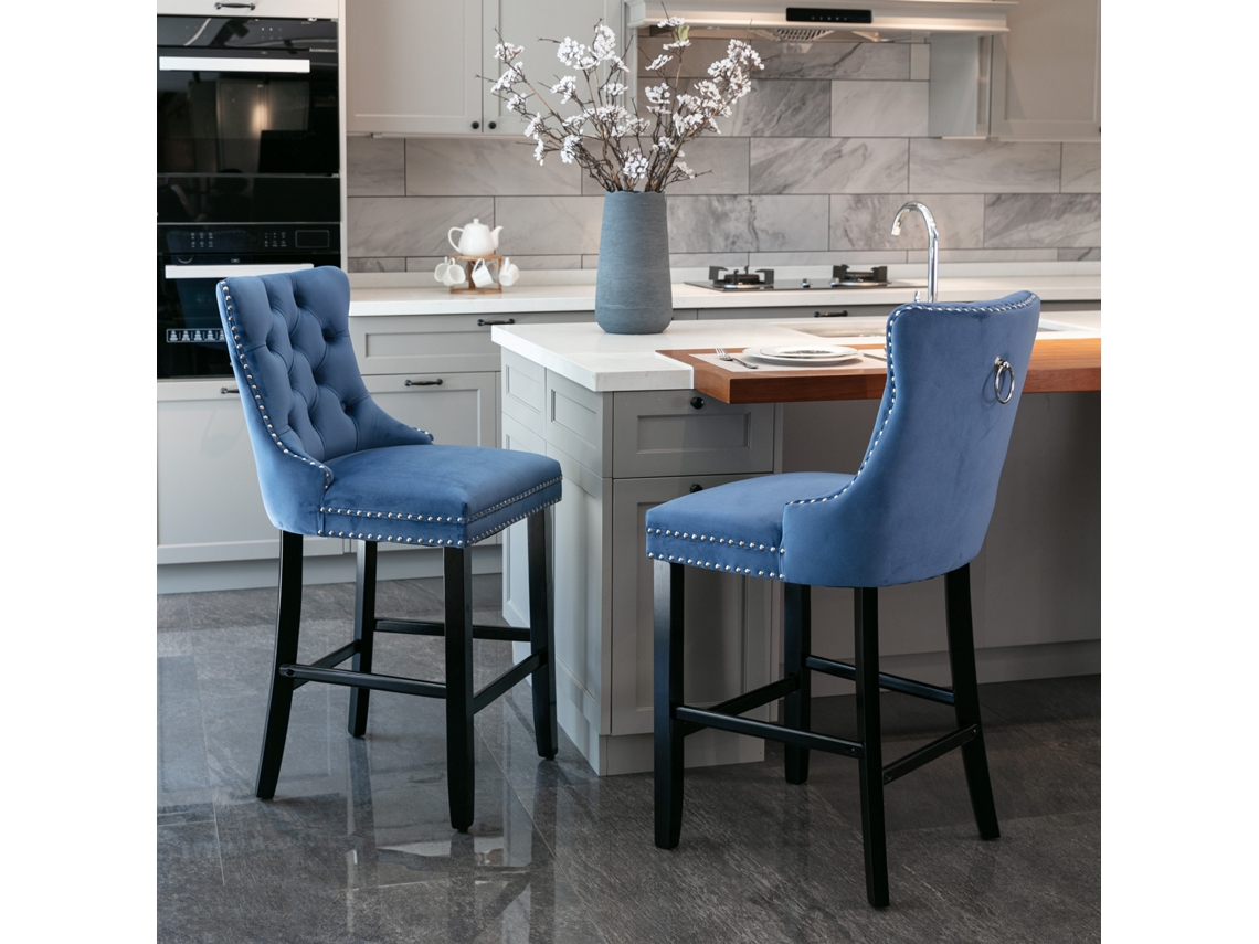 Conjunto De 2 Banquetas Estofadas Em Veludo Azul Com Tufos, Pernas De Madeira, Tachas Cromadas E Design Lazer.