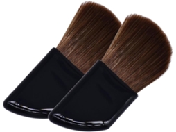 Conjunto de 2 pincéis de blush angulares com cerdas de nylon.