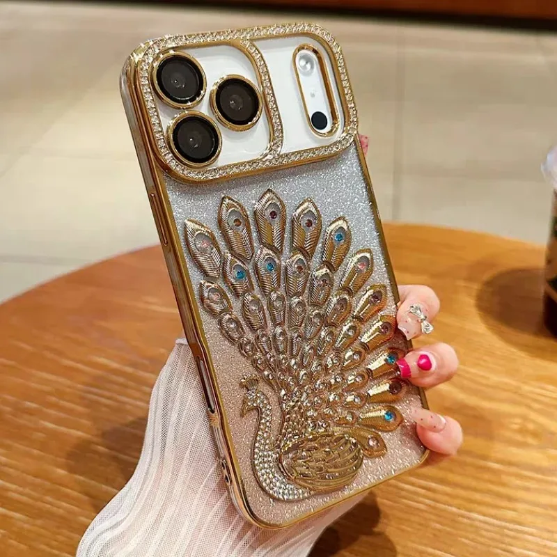 Capa Para Celular Com Anel, Armação Dourada Com Estampa De Pavão, Adesivo Com Glitter E Strass (iphone 15 Plus).