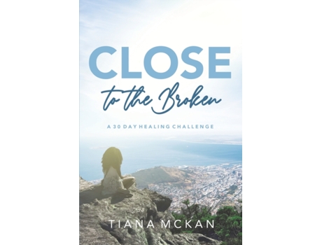 Livro Close to the Broken: A 30 Day Healing Challenge Tiana McKan (Inglês)