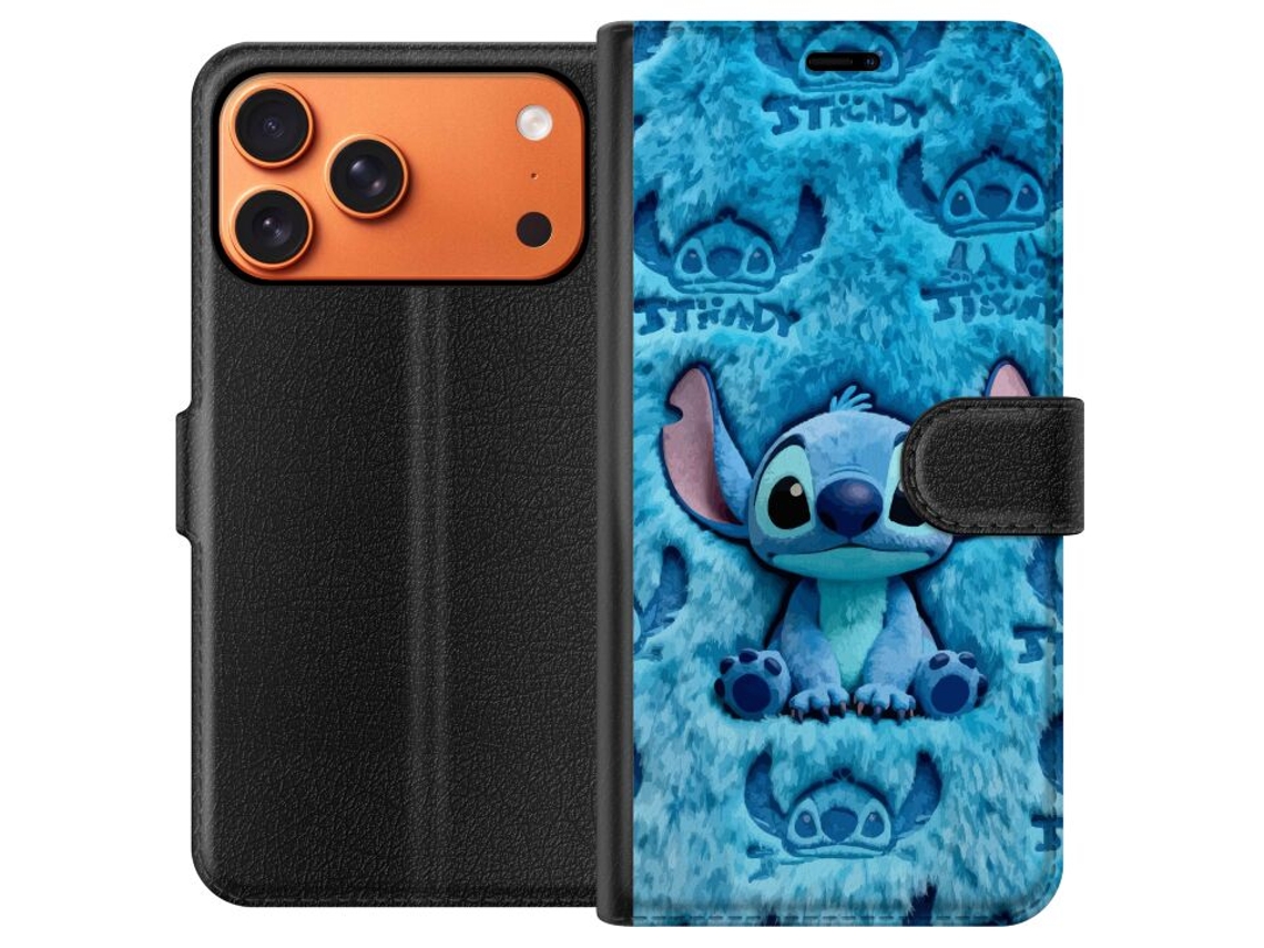 Capa Carteira Compatível Com Apple Iphone 17 Pro Max. Pelúcia Azul Do Stitch Com Orelhas Grandes E Detalhes Bordados, Em Um Fundo Com Estampa Repetida
