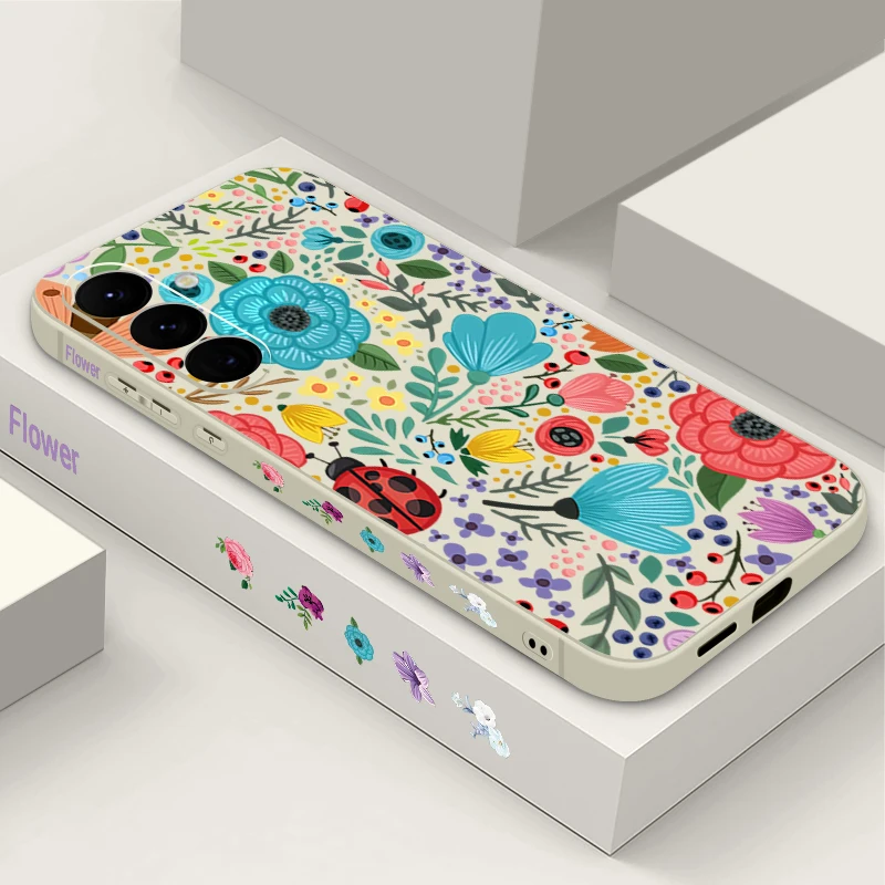 Capa Para Celular Galaxy S24 Em Tpu Ultramacio (cor Off-white) Com Estampa De Joaninha E Flor.