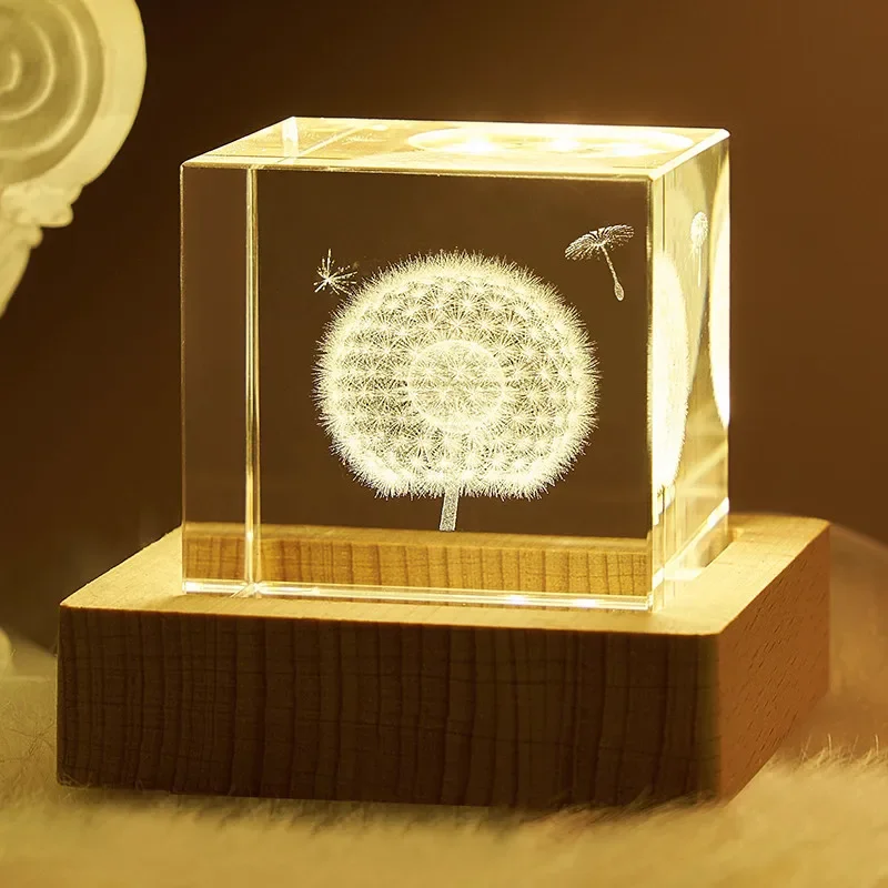Ornamento em Forma de Cubo de Cristal Esculpido de 6 Cm, com Dente de leão Esculpido a Laser em 3d Sobre Vidro, com Base. MDUG (6 Cm com Base)