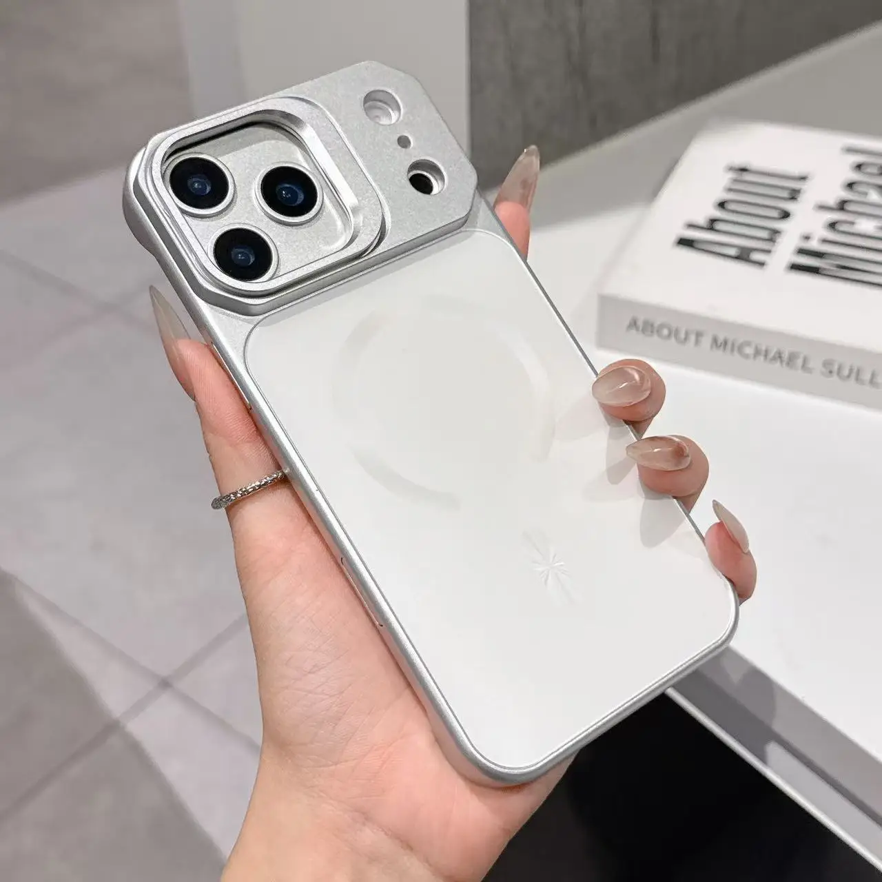 Capa Protetora Fosca De Vidro Nano Para Iphone 15 Pro (branca) Suporte, Compatível Com Carregamento Sem Fio.