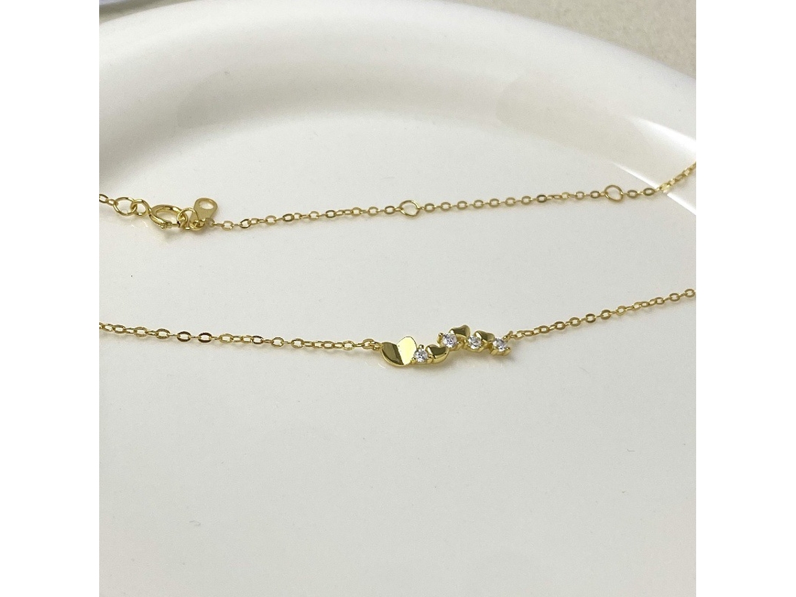 Colar em Prata de Lei 925 , com um Pingente em Forma de Coração Cravejado de Diamantes Simples, Porém Elegante. MDUG (dourada)