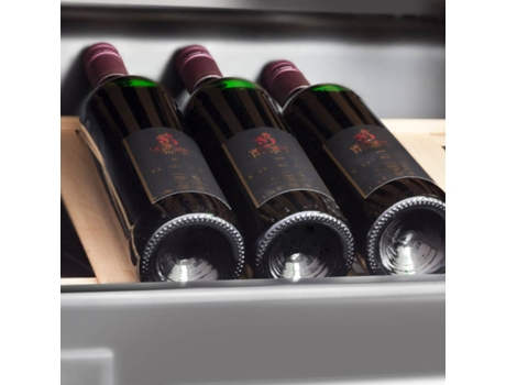 Cave de Vinho CASO WineDeluxe E 29 (29 Garrafas - Preto) — Garrafeira de vinho de embutir
Armazenamento de até 29 garrafas
Medido ao usar garrafas de vinho Bordeaux padrão até uma altura de 31 cm; diferentes alturas de garrafas afetam o número de garrafas especificadas por nós
Adapta-se a todas as cavidade de 60 cm altura
A zona de temperatura única pode ser ajustada para 5 - 20 °C usando controles eletrônicos
A temperatura máxima que pode ser alcançada dentro do dispositivo não pode ser significativamente maior que a temperatura ambiente no local de configuração
Dobradiças Hettich de fecho suave
O compressor de funcionamento suave garante um armazenamento de vinho suave e sem vibrações
Ventilação ativa para distribuição uniforme da temperatura
Vidro isolado de 3 camadas com filtro UV para proteção ideal do aroma
Controles touch
Display LED de temperatura para a área de refrigeração
A iluminação interior branca pode ser ligada conforme necessário
A porta pode ser montada para abrir para a esquerda ou para a direita