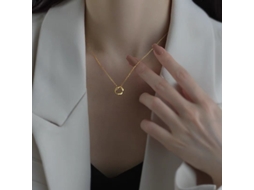 Colar em Prata de Lei S925 , com Design em Fita de Möbius Que Confere um Toque de Luxo e Elegância Discretos, 2024. MDUG (dourada)