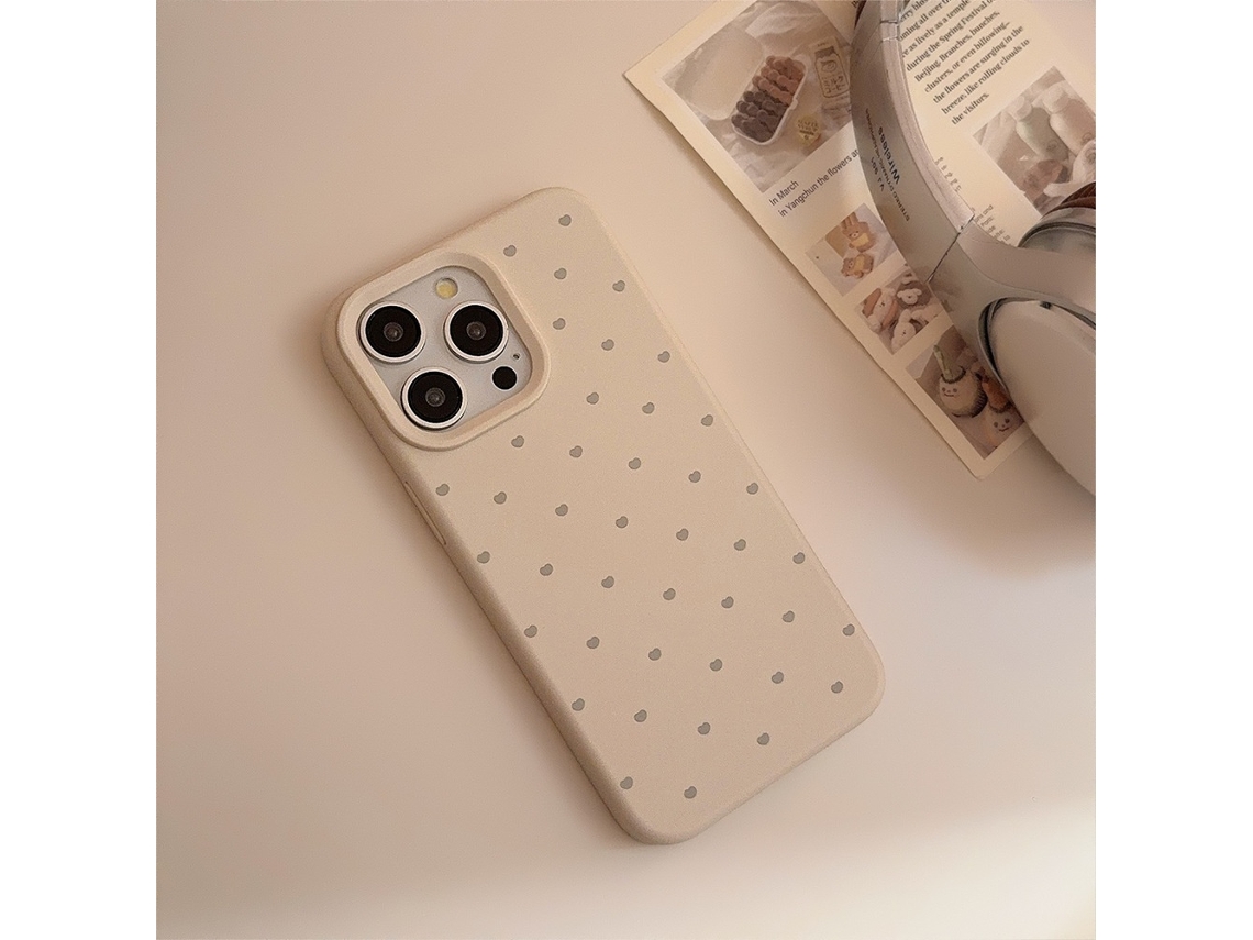 Capa Para Iphone 17 Pro Com Estampa De Coração Branco E Queijo Da Bobo. Feita De Silicone Macio E Aderente Em Formato De Coração.