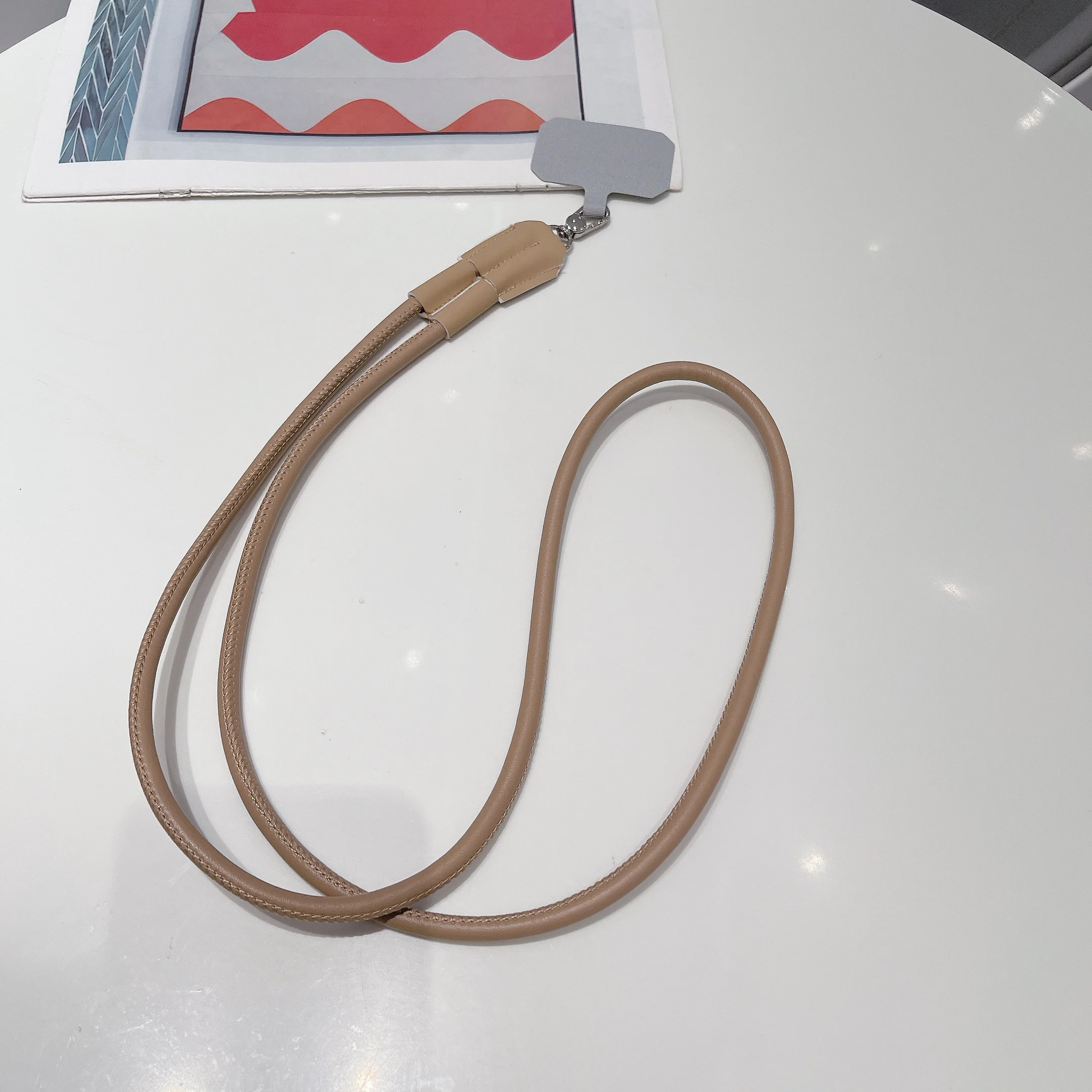 Cordão Para Celular Transversal Em Couro, Pulseira Longa Com Alça Diagonal Em Couro Na Parte Traseira, Alça Anti-queda, Pingente Branco.