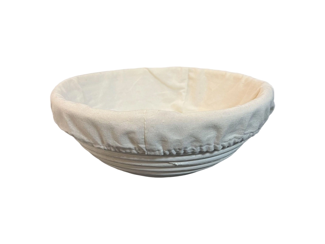 Cesta redonda de vime para massa de pão, bordas retangulares, feita à mão.