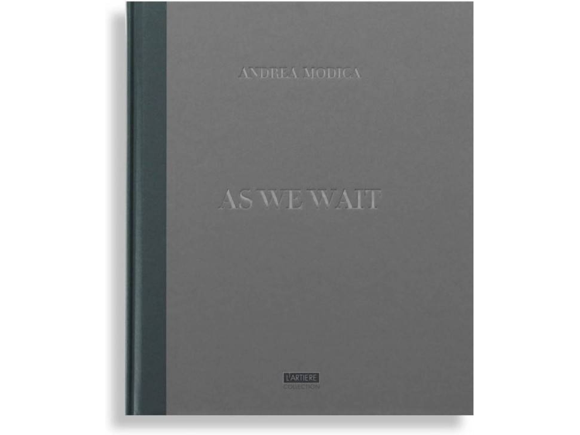 Livro As We Wait de Andrea Modica (Inglês)