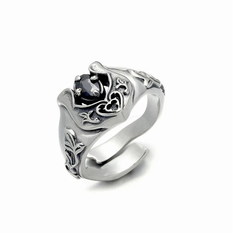 Anel Masculino Gótico em Formato de Coração com Design de Flor em Zircônia Preta. MDUG