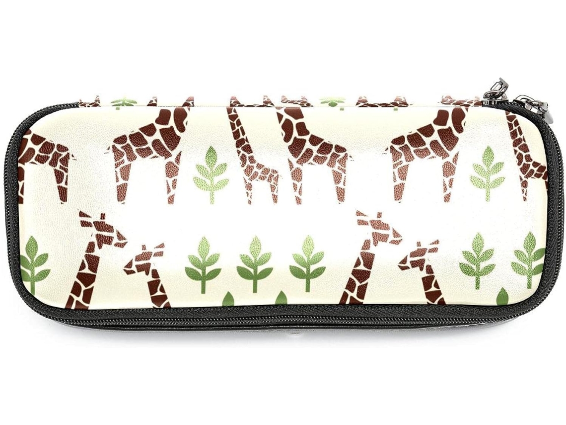 Amplo espaço de armazenamento com estampa de girafa, um animal típico da savana, ideal para escola, escrivaninha e para adultos, meninas e crianças.