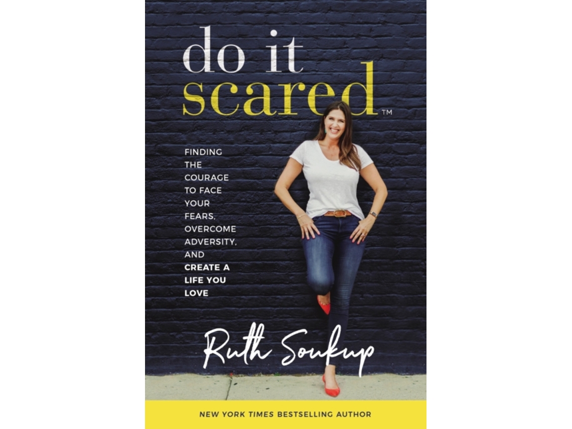 Livro Do It Scared de Ruth Soukup (Inglês)