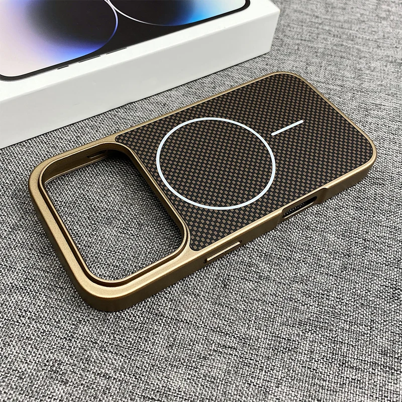 (dourado, Iphone 17 Pro Max) Capa Magsafe Para Celular Com Textura Luxuosa De Fibra De Carbono E Acabamento Fosco Premium.