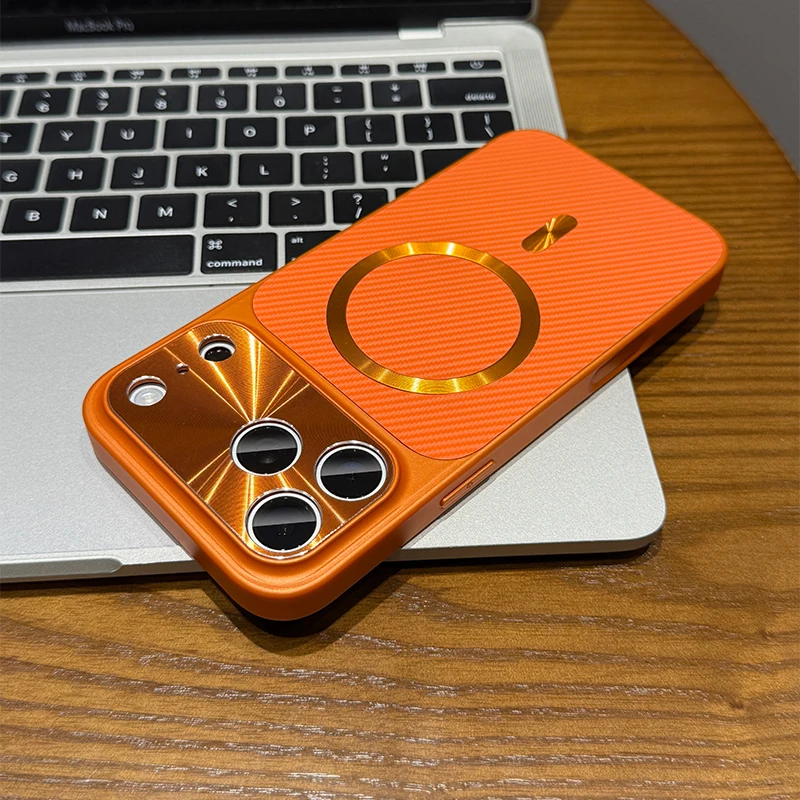 (iphone 15 Laranja) Capa Protetora Com Carregamento Magnético E Design Com Textura De Fibra De Carbono.