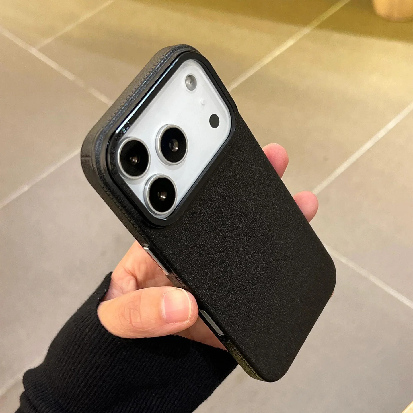 Capa De Celular Em Silicone Macio Texturizado (preta) Com Anel E Moldura De Metal Para A Câmera.