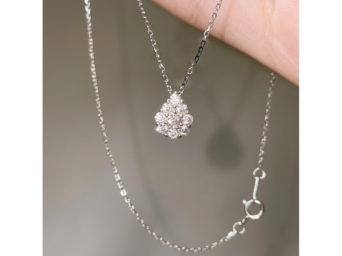 um Colar Deslumbrante e Ultrafino em Prata de Lei 925 com um Design de Zircônia em Formato de Gota uma Peça Luxuosa. MDUG (ouro Branco)