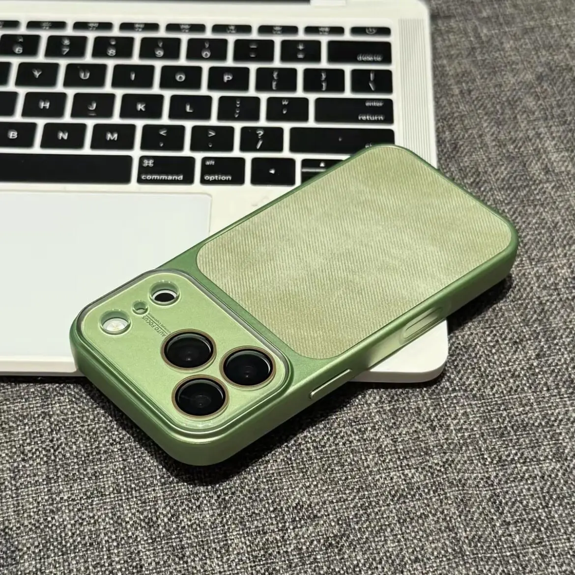 Capa Para Celular (iphone 17 Pro) Em Tecido Jeans Com Proteção Para A Câmera E Estrutura Resistente A Impactos.