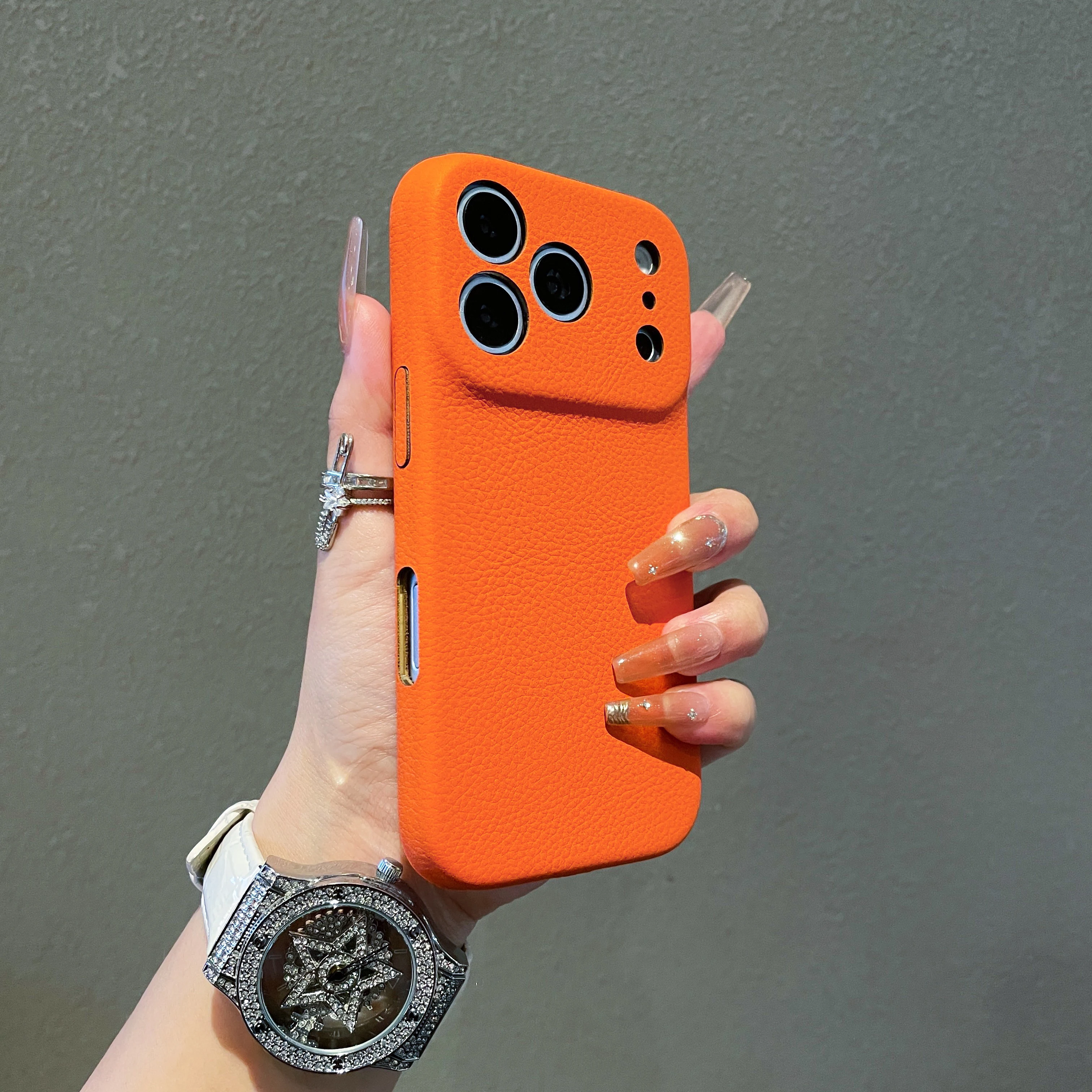 Capa Para Celular (iphone 16 Laranja) Em Couro Pu Fosco Com Textura De Lichia E Proteção Para A Câmera.