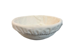 Cesta redonda de vime para massa de pão, bordas retangulares, feita à mão.