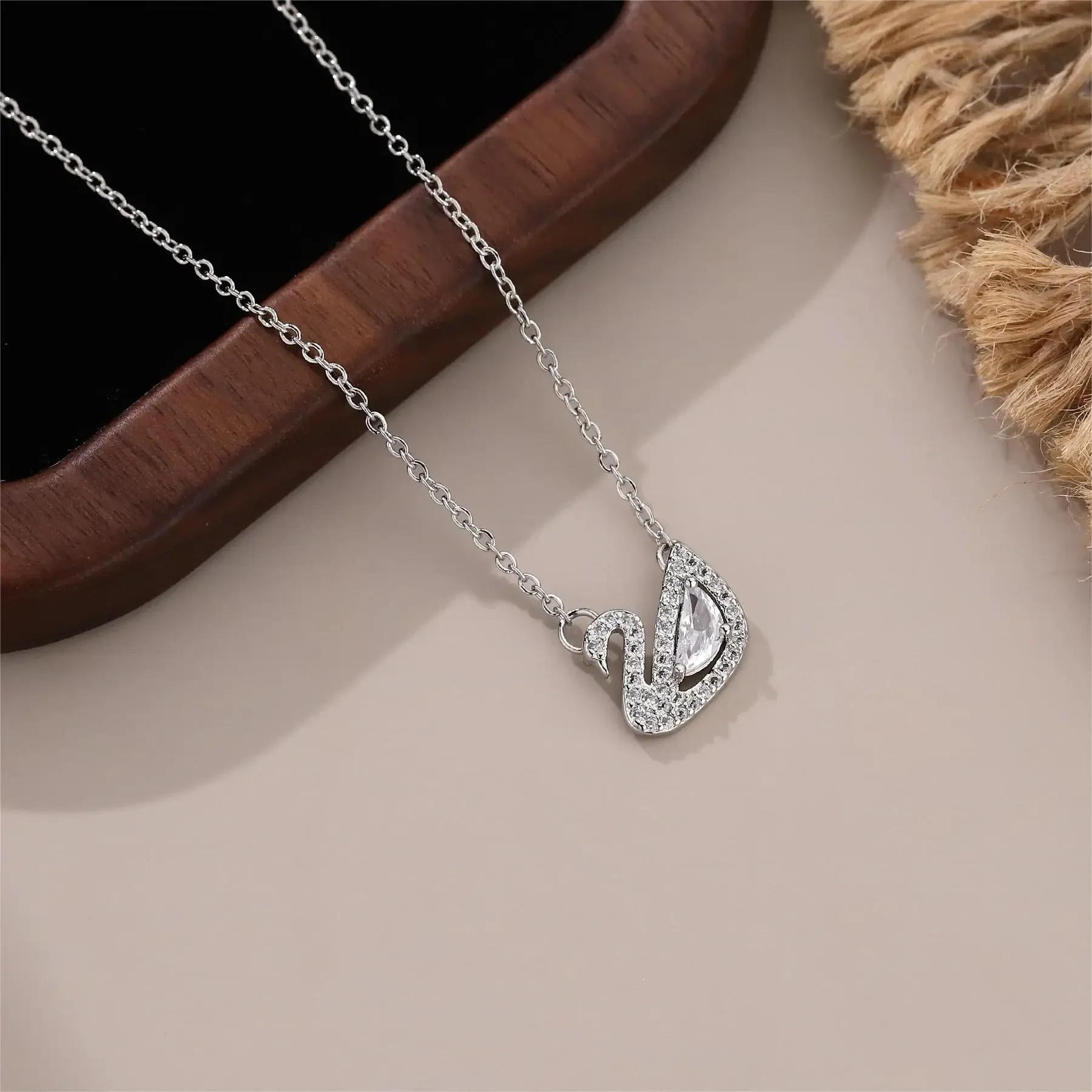 Colar Elegante E Sofisticado Com Pingente De Cisne Em Aço Titânio (prateado)