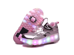 Tênis de Patinação 2026 com Rodas e Carregáveis USB com Luzes de LED para Crianças, Atletas e Moda