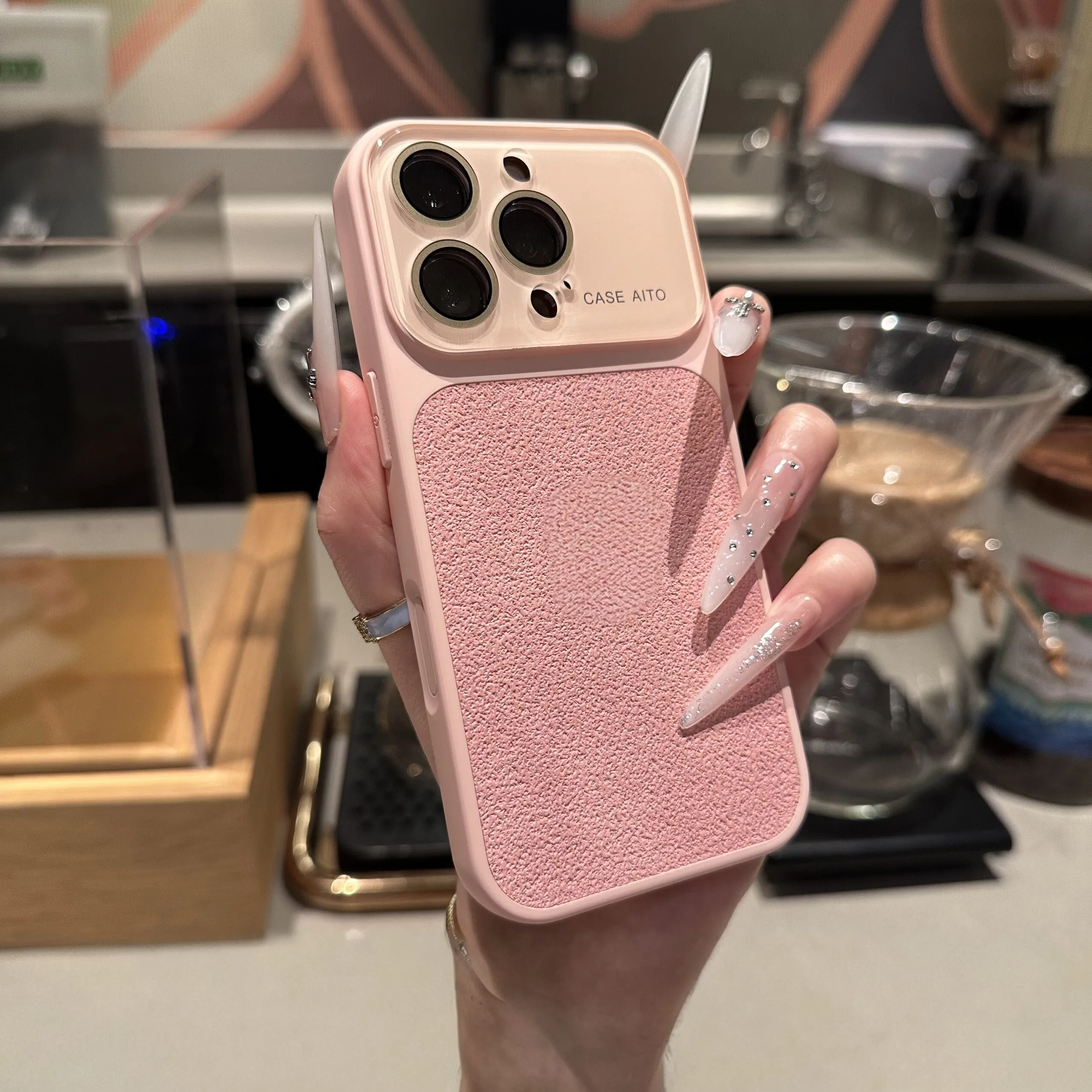 Capa Para Celular (iphone 14 Laranja) Em Couro Pu Com Textura De Lichia E Janela Grande.
