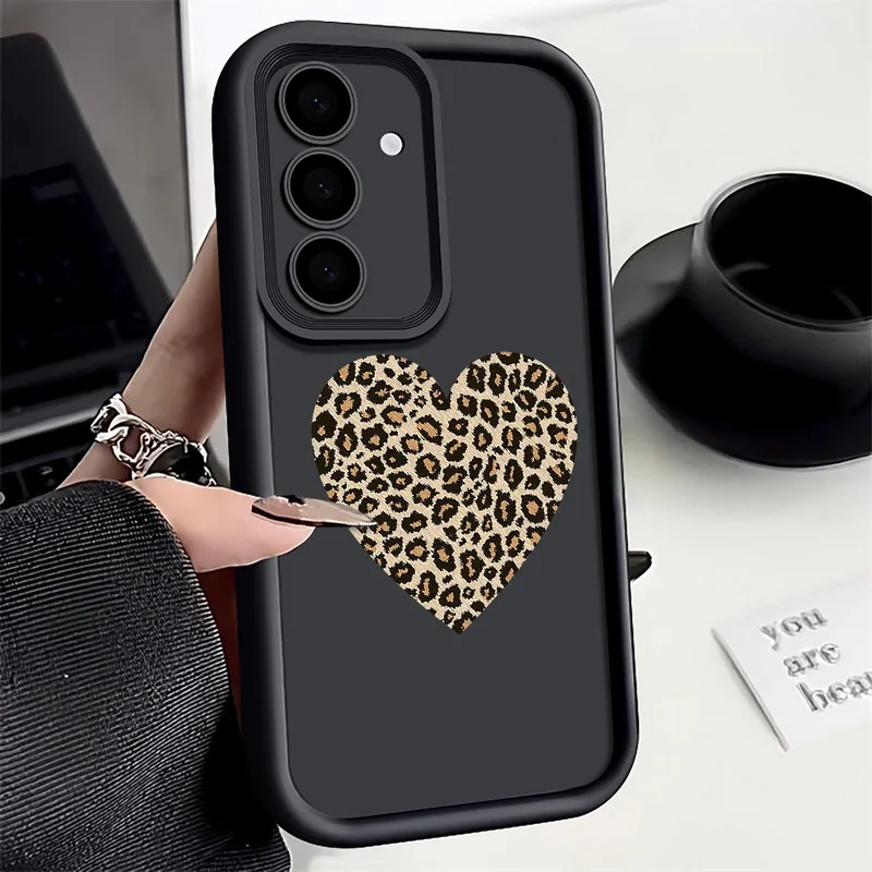 Capa Para Celular Galaxy A34 Com Estampa De Leopardo E Coração (preta)