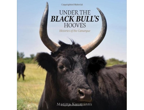 Livro Under the Black Bulls Hooves de Maritta Kaumanns (Inglês)
