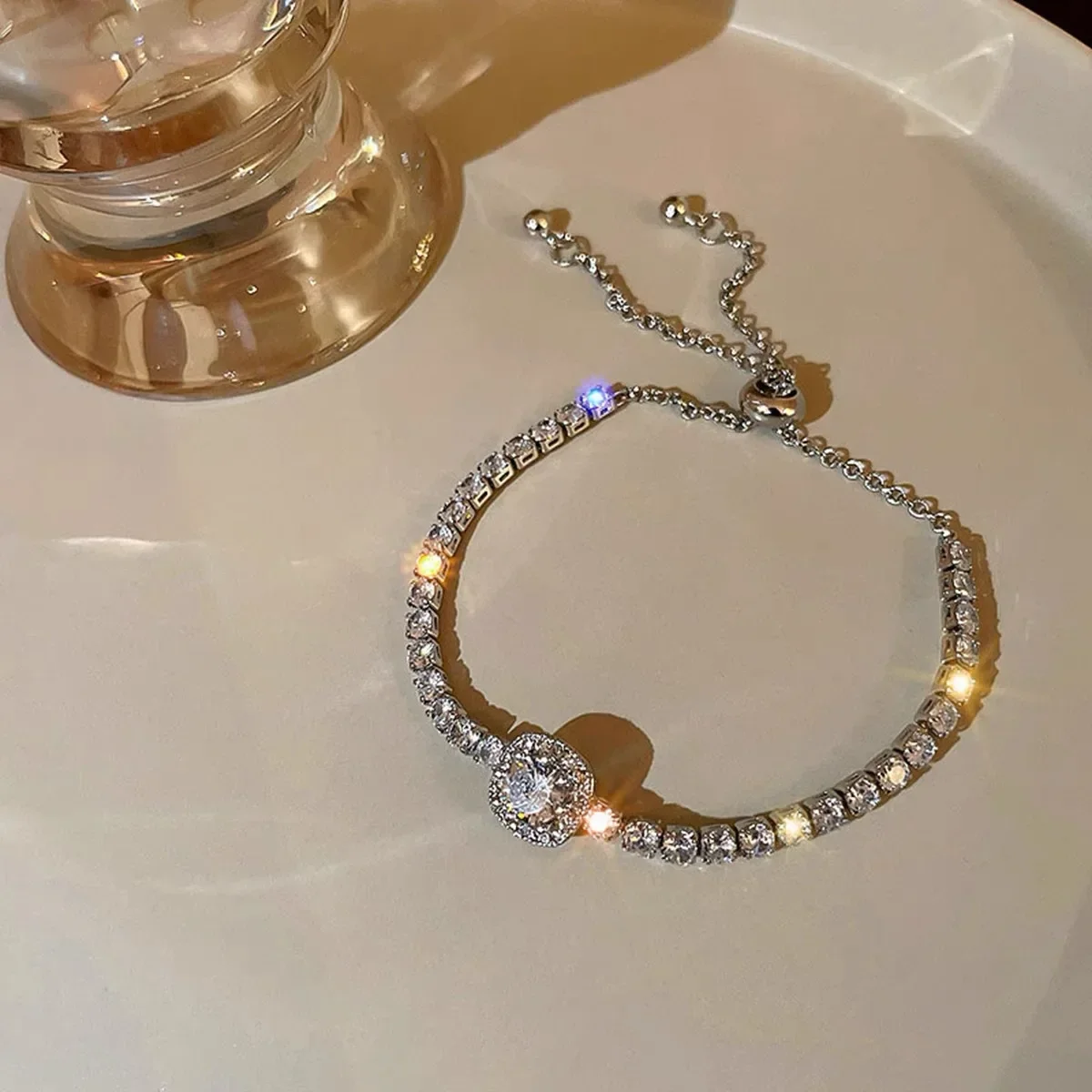 Pulseira Ajustável Brilhante (prateada) Com Cristais Geométricos Quadrados.